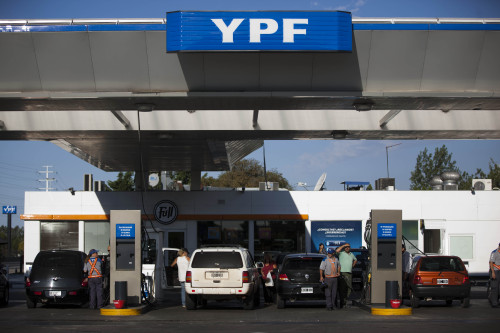 <YONHAP PHOTO-0217> People refuel their vehicles at a YPF gas station in Buenos Aires, Argentina, Monday, April 16, 2012. Argentine President Cristina Fernandez on Monday proposed a bill to expropriate 51 percent of the shares of YPF oil company that is controlled by Spain's Repsol, moving ahead with the plan despite fierce opposition from Madrid. (AP Photo/Natacha Pisarenko)/2012-04-17 07:53:39/ <저작권자 ⓒ 1980-2012 ㈜연합뉴스. 무단 전재 재배포 금지.>
People refuel their vehicles at a YPF gas station in Buenos Aires, Argentina, Monday.    AP-Yonhap News