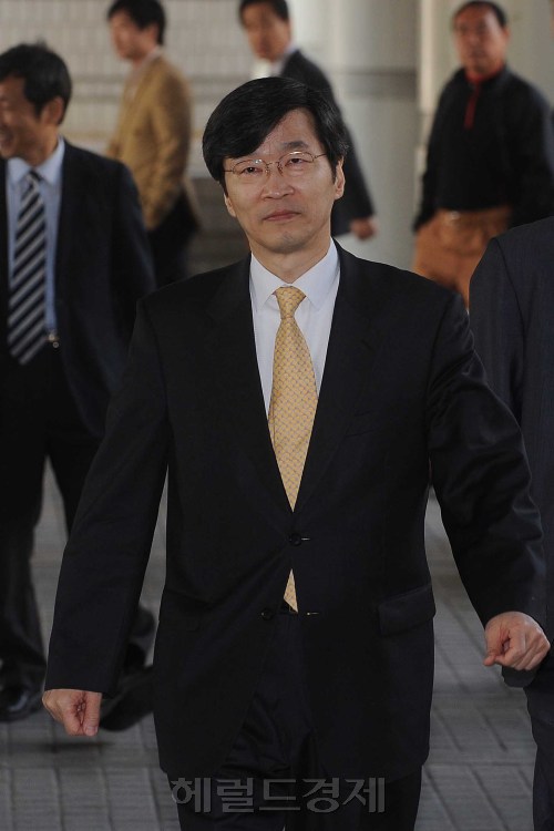 17일 오전 후보자 매수혐의로 1심에서 벌금형을 받은 곽노현 서울시교육감이 항소심 선고 공판을 받기 위해 서울고등법원으로들어가고 있다.<br />이상섭 기자.babtong@heraldm.com 2012.04.17