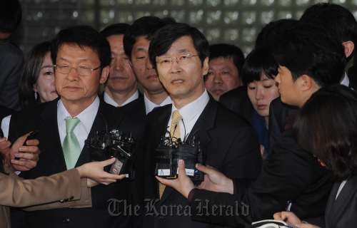 후보자 매수 혐의로  항소심에서 징역1년을 선고 받은 곽노현 서울시교육감이 17일 오전 서울고등법원을 나와 기자들의 질문에 답하고 있다. <br />이상섭 기자. babtong@heraldm.com 2012.04.17
Seoul Metropolitan Office of Education Superintendent Kwak No-hyun answers questions from reporters outside the Seoul High Court building in Seocho-gu, Seoul, on Tuesday after receiving a one-year jail term.  Lee Sang-sub/The Korea Herald