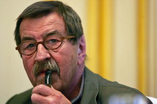 <YONHAP PHOTO-0281> (FILES) In this photo taken on May 21, 2007 German Nobel prize-winning author Gunter Grass looks on during the presentation of his autobiography, "Peeling Onions" in Madrid. German author and Nobel laureate Gunter Grass was in a hospital in the northern port of Hamburg on April 16, 2012 after suffering heart problems, the mass-circulation Bild reported in its edition to be published tomorrow. AFP PHOTO / PEDRO ARMESTRE../2012-04-17 09:13:15/ <저작권자 ⓒ 1980-2012 ㈜연합뉴스. 무단 전재 재배포 금지.>
Grass