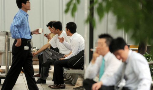 여의도 증권가 흡연 스케치./안훈기자 rosedale@ 2010.07.20
Office workers smoke outside their company buildings in Yeouido, central Seoul. Ahn Hoon/The Korea Herald