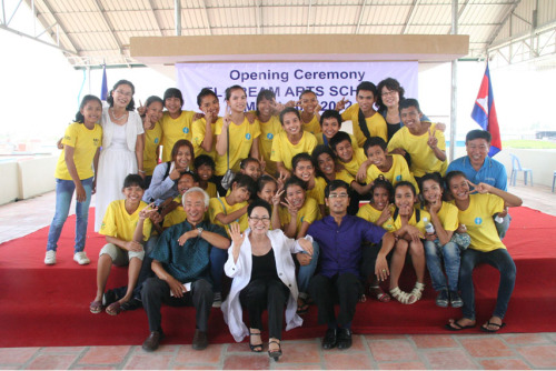 Lee Chan-hae poses with Cambodian children during the opening ceremony of El Dream Arts School in Canadia, Cambodia, last month.  Lee Chan-hae