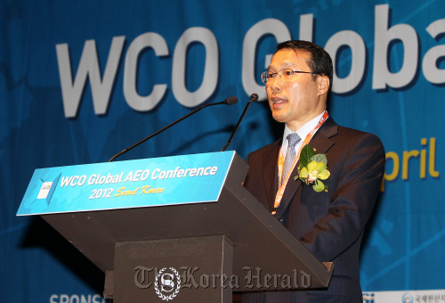 Korea Customs Service commissioner Joo Yung-sup delivers a keynote speech during the opening ceremony for the first global conference on the Authorized Economic Operator program held at the Sheraton Grande Walkerhill hotel in Seoul on Tuesday.   Yonhap News