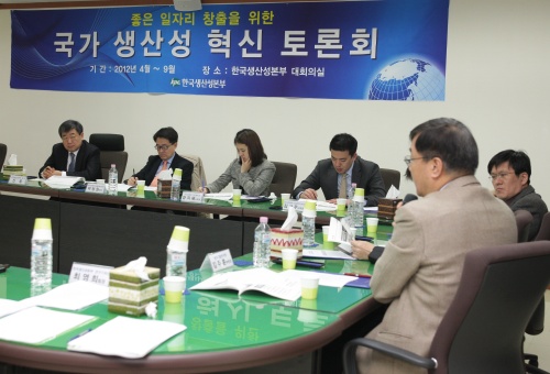 한국생산성본부가 중소기업 생산성 혁신을 논하는 마라톤 토론회를 개최했다.
한국생산성본부는 지난 3일부터 17일까지 ‘국가 생산성 혁신 토론회’를 열고 중소기업 생산성 혁신을 주제로 매주 화요일 3차례 조찬 토론회를 열었다고 17일 밝혔다.