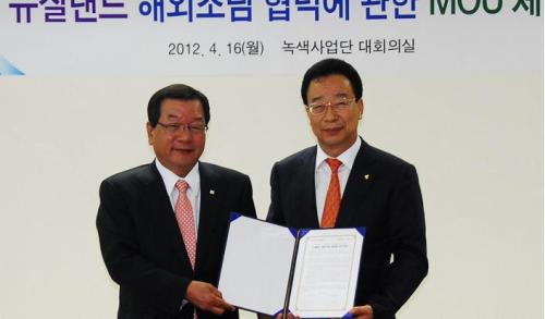 한솔홈데코(대표 고명호)가 산림청과 협력으로 뉴질랜드 조림사업을 2배로 확대한다.
이 회사는 산림청 산하 녹색사업단(단장 장찬식)과 뉴질랜드 북섬 동해안에 1만ha 규모의 라디에타소나무 조림사업을 추진하는 내용에 관한 양해각서를 체결했다고 17일 밝혔다.