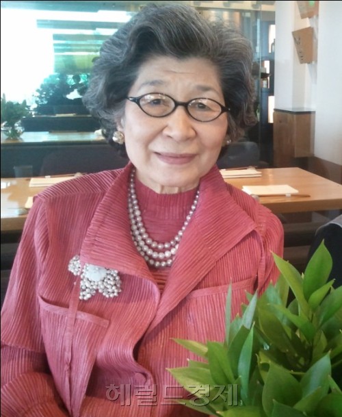 해마다 봄이 되면 ‘구슬정원’이라는 이름으로 오색의 독특한 장신구들을 선보여온 김인숙 국민대 명예교수가 올해도 어김없이 전시를 마련했다.
지난 16일 서울 장충동 서울클럽 한라산룸에서 개막돼 오는 19일까지 열리는 전시에 김 교수는 녹색 또는 푸르른 옥에 화려하고 풍성한 꽃송이를 곁들인 브로치 등 80여점의 작품을 출품했다.