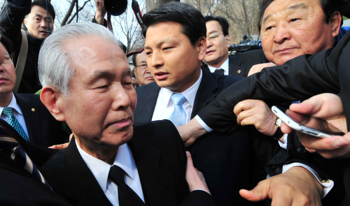 이승만 전 대통령의 양자 이인수 박사가 19일 오전 서울 강북구 수유리동 국립 4.19민주묘지를 찾아 참배를 한 후 4.19 혁명 희생자와 유가족에 사죄 성명을 발표할 예정이였으나 4.19 단체의 거부로 묘지 입구에서 발길을 돌리고 있다.<br />김명섭 기자 msiron@
이승만 전 대통령의 양자 이인수 박사가 19일 오전 서울 강북구 수유리동 국립 4.19민주묘지를 찾아 참배를 한 후 4.19 혁명 희생자와 유가족에 사죄 성명을 발표할 예정이였으나 4.19 단체의 거부로 묘지 입구에서 발길을 돌리고 있다.
김명섭 기자 msiron@
이인수 박사가 지난해 4월 19일 서울 수유동 국립4ㆍ19민주묘지를 찾아 참배하려 하자 유족이 막고 있다.
김명섭 기자/msiron@heraldm.com