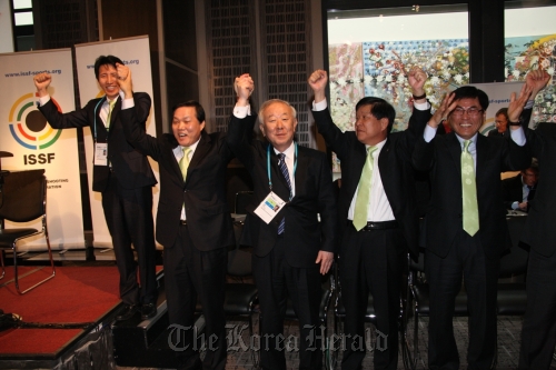 Changwon Mayor Park Wan-su (second from left) and officials celebrate after the city was named the host of the 2018 World Shooting Championships at the ISSF’s assembly in London on Tuesday.   Changwon City