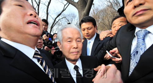 이승만 전 대통령의 양자 이인수 박사가 19일 오전 서울 강북구 수유리동 국립 4.19민주묘지를 찾아 참배를 한 후 4.19 혁명 희생자와 유가족에 사죄 성명을 발표할 예정이였으나 4.19 단체의 거부로 묘지 입구에서 발길을 돌리고 있다.<br />김명섭 기자 msiron@
이승만 전 대통령의 양자 이인수 박사가 19일 오전 서울 강북구 수유리동 국립 4.19민주묘지를 찾아 참배를 한 후 4.19 혁명 희생자와 유가족에 사죄 성명을 발표할 예정이였으나 4.19 단체의 거부로 묘지 입구에서 발길을 돌리고 있다.
김명섭 기자 msiron@
이승만 전 대통령의 양자 이인수 박사가 19일 오전 서울 강북구 수유리동 국립 4.19민주묘지를 찾아 참배를 한 후 4.19 혁명 희생자와 유가족에 사죄 성명을 발표할 예정이였으나 4.19 단체의 거부로 묘지 입구에서 발길을 돌리고 있다.
김명섭 기자 msiron@