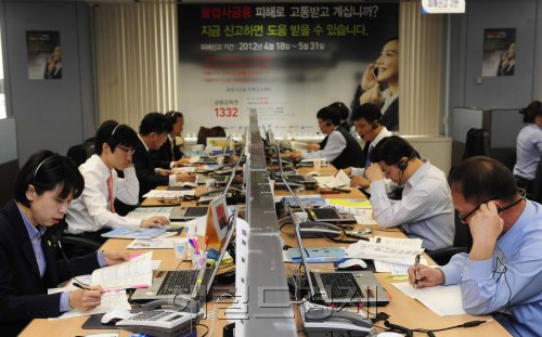 불법사금융피해신고센터가 18일 오전 개소식을 가진 가운데 금융감독원직원들이 상담전화를 분주하게 받고 있다. 박해묵 기자/mook@heraldm.com
불법사금융피해신고센터가 18일 오전 개소식을 가진 가운데 금융감독원직원들이 상담전화를 분주하게 받고 있다. 박해묵 기자/mook@heraldm.com
불법사금융 피해신고센터가 18일 서울 여의도 금융감독원에 마련됐다. 정부는 이날부터 다음달 말까지 대대적인 단속과 수사에 나선다. 상담직원들이 분주하게 전화를 받고 있다. 박해묵 기자/mook@