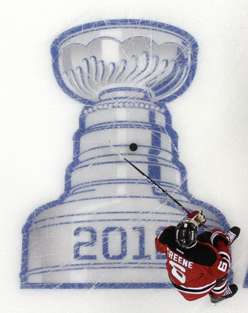 <YONHAP PHOTO-0274> New Jersey Devils' Andy Greene warms up for the Devils' NHL hockey playoff game against the Florida Panthers, Tuesday, April 17, 2012, in Newark, N.J. (AP Photo/Julio Cortez)/2012-04-18 07:58:45/ <저작권자 ⓒ 1980-2012 ㈜연합뉴스. 무단 전재 재배포 금지.>
The New Jersey Devils’ Andy Greene in action against the Florida Panthers on Tuesday.  AP-Yonhap News
