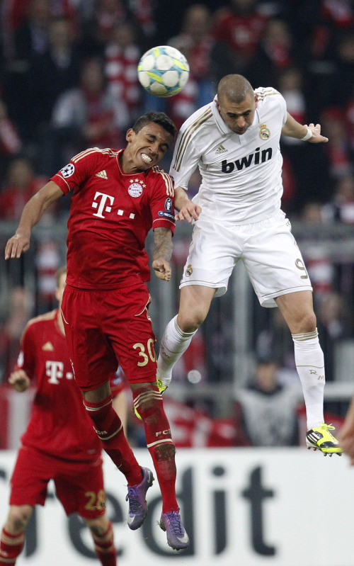 <YONHAP PHOTO-0187> Bayern's Luiz Gustavo, left, and Madrid's Karim Benzema go for a header during the Champions League first leg semifinal soccer match between Bayern Munich and Real Madrid in Munich, southern Germany, Tuesday, April 17, 2012. (AP Photo/Matthias Schrader)/2012-04-18 05:34:53/ <저작권자 ⓒ 1980-2012 ㈜연합뉴스. 무단 전재 재배포 금지.>
Bayern’s Luiz Gustavo (left) and Madrid’s Karim Benzema challenge for the ball on Tuesday.
AP-Yonhap News