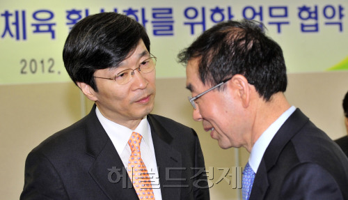 18일 오전 서울시청 별관에서 박원순 서울시장과 곽노현 서울시교육감이 생활체육 및 학생체육 활성화를 위한 업무협약식에 참석해 대화를 나누고 있다.<br />김명섭 기자 msiron@
18일 오전 서울시청 별관에서 박원순 서울시장과 곽노현 서울시교육감이 생활체육 및 학생체육 활성화를 위한 업무협약식에 참석해 대화를 나누고 있다.
김명섭 기자 msiron@
곽노현 서울시 교육감이 18일 오전 서울시청 별관에서 열린 ‘생활체육 및 학생체육 활성화를 위한 업무협약식’에 참석해 박원순 서울시장과 이야기를 나누고 있다. 곽 교육감은 뒤이어 열린 기자회견에서 사퇴 거부 의사를 밝혔다.    김명섭 기자/msiron@heraldm.com