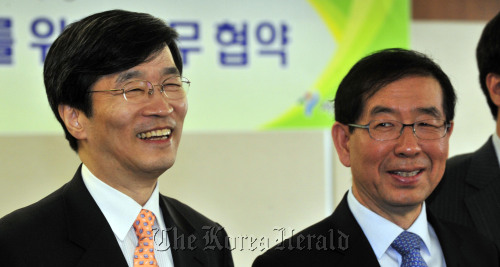 18일 오전 서울시청 별관에서 박원순 서울시장과 곽노현 서울시교육감이 생활체육 및 학생체육 활성화를 위한 업무협약식에 참석해 대화를 나누고 있다.<br />김명섭 기자 msiron@
Seoul education chief Kwak No-hyun (left) and Seoul Mayor Park Won-soon smile at a ceremony to sign an MOU to boost sports for students and citizens at City Hall on Tuesday.  Kim Myung-sub/The Korea Herald