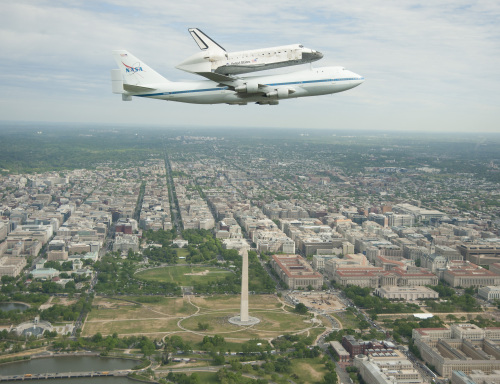 <YONHAP PHOTO-0262> (120417) -- WASHINGTON D.C., April 17, 2012 (Xinhua) -- U.S. space shuttle Discovery aboard a modified jumbo jet flies over Washington D.C., the United States, April 17, 2012. The most traveled US space shuttle, Discovery, left for Washington D.C. and will become a museum relic. (Xinhua/NASA)/2012-04-18 07:44:06/ <저작권자 ⓒ 1980-2012 ㈜연합뉴스. 무단 전재 재배포 금지.>
U.S. space shuttle Discovery aboard a modified jumbo jet flies over Washington D.C., Tuesday.  Xinhua-Yonhap News