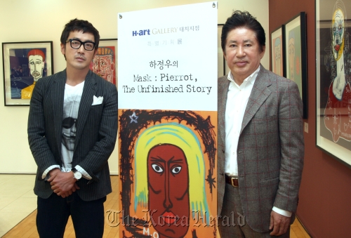 Ha Jung-woo (left) poses with his father Kim Yong-geon during the opening ceremony of his solo exhibition at H-art Gallery in Daechi-dong, southern Seoul.  Pyo Gallery