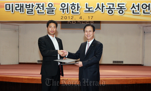 KB Kookmin Bank CEO Min Byong-deok (right) and KB labor union chief Park Byung-kwon make a joint announcement after a signing ceremony Tuesday.     KB Kookmin Bank
KB Kookmin Bank CEO Min Byong-deok (right) and KB labor union chief Park Byung-kwon make a joint announcement after a signing ceremony Tuesday.     KB Kookmin Bank