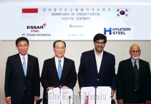 Hyundai Steel vice chairman & CEO Park Seung-ha (second from left) poses with PT Essar president director KB Trivedi (third from left) after signing an MOU in Jakarta on Tuesday.  Hyundai Steel