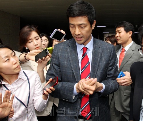 18일 부산 사하구 문대성 당선인이 국회에서 오후2시 기자회견을 갑자기 취소하고 퇴장하고 있다.<br />박현구 기자/phko@heraldm.com 120418
18일 부산 사하구 문대성 당선인이 국회에서 오후2시 기자회견을 갑자기 취소하고 퇴장하고 있다.
박현구 기자/phko@heraldm.com 120418