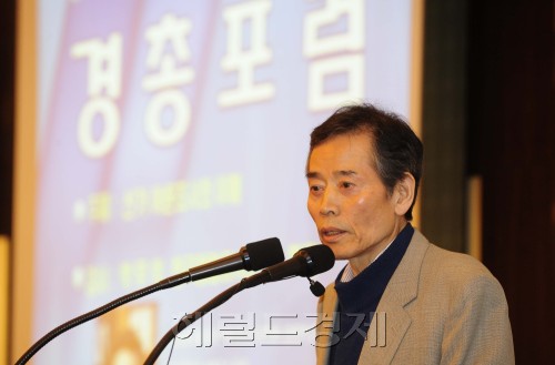 19일 오전 서울 웨스틴조선호텔에서 열린 제176회 경총포럼에서 박무익 한국갤럽조사연구소 회장이 '선거 여론조사의 이해'를 주제로 강연하고 있다. 박해묵 기자/mook@heraldm.com
19일 오전 서울 웨스틴조선호텔에서 열린 제176회 경총포럼에서 박무익 한국갤럽조사연구소 회장이 '선거 여론조사의 이해'를 주제로 강연하고 있다. 박해묵 기자/mook@heraldm.com
19일 오전 서울 웨스틴조선호텔에서 열린 제176회 경총포럼에서 박무익 한국갤럽조사연구소 회장이 '선거 여론조사의 이해'를 주제로 강연하고 있다. 박해묵 기자/mook@heraldm.com