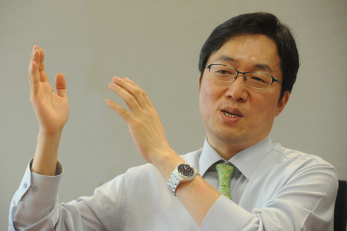 허필석 마이다스에셋운용 대표 인터뷰.<br />이상섭 기자. babtong@heraldm.com 2012.04.18
허필석 대표가 직접 운용하는 마이다스커버드콜펀드는 옵션거래로 주식시장의 위험을 관리해 지난 10년간 코스피의 배가 넘는 237%의 누적수익을 냈다. 이는 월평균으로 1%가 넘고, 연평균으로도 13%를 웃도는 성과다. 시장과의 일치도(β)는 0.8에 불과하고, 연환산 변동성도 20% 수준으로 낮아 안정적으로 고수익을 내려는 투자자의 꿈을 실현시켰다.  이상섭 기자/babtong@