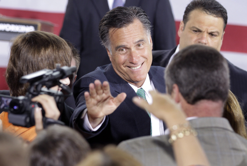 <YONHAP PHOTO-0073> Republican presidential candidate, former Massachusetts Gov. Mitt Romney waves to supporters after speaking at a campaign stop in Charlotte, N.C., Wednesday, April 18, 2012. (AP Photo/Chuck Burton)/2012-04-19 05:45:10/ <저작권자 ⓒ 1980-2012 ㈜연합뉴스. 무단 전재 재배포 금지.>
Republican presidential candidate Mitt Romney waves to supporters in Charlotte, North Carolina, Wednesday.  AP-Yonhap News