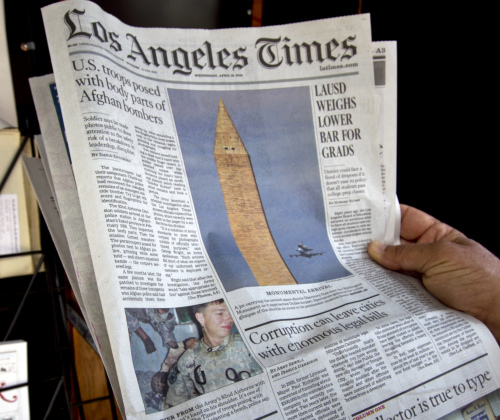 <YONHAP PHOTO-0123> The front page of the Los Angeles Times newspaper is shown at the Hollywood Universal News stand in Los Angeles on Wednesday, April 18, 2012. The photograph, lower left, obtained and published by the Los Angeles Times, show American soldiers posing with the bloodied remains of dead insurgents in Afghanistan. Defense Secretary Leon Panetta apologized Wednesday for the photograph without excusing their ?very foolish? action the Pentagon chief suggested that it could be explained by the rigors of war. (AP Photo/Damian Dovarganes)/2012-04-19 05:48:06/ <저작권자 ⓒ 1980-2012 ㈜연합뉴스. 무단 전재 재배포 금지.>
The front page of the Los Angeles Times newspaper is shown on Wednesday. The lower left photo, obtained and published by the Los Angeles Times, shows U.S. soldiers posing with the bloodied remains of dead insurgents in Afghanistan.  AP-Yonhap News