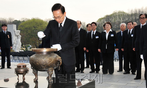 4.19혁명 52주년을 맞아 19일 서울 강북구 수유동 국립 4.19민주묘지를 찾은 이명박대통령이 기념탑에 분향하고 있다./2012.4.19/