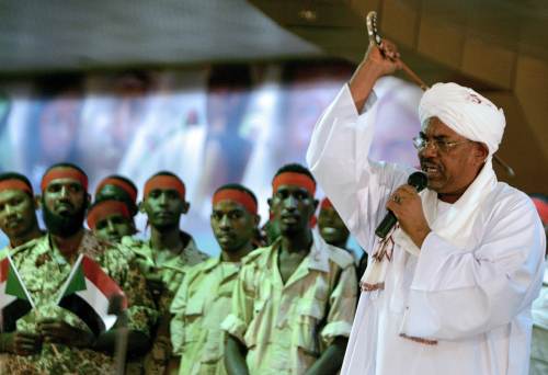 <YONHAP PHOTO-0447> CORRECTING DATE IN CAPTION..Sudanese President Omar al-Bashir speaks at the National Congress Party headquarters in Khartoum on April 18, 2012. Addressing a youth rally in support of troops who hope to reclaim Sudan's most important oil field, Heglig, from South Sudanese troops, Bashir threatened to overthrow the government of South Sudan, saying its people need liberation. AFP PHOTO/ASHRAF SHAZLY../2012-04-19 06:17:12/ <저작권자 ⓒ 1980-2012 ㈜연합뉴스. 무단 전재 재배포 금지.>
Sudanese President Omar al-Bashir speaks at the National Congress Party headquarters in Khartoum on Wednesday.    AFP-Yonhap News