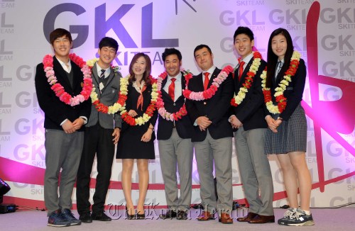 19일 오전 서울 밀레니엄 힐튼호텔 그랜드볼룸에서 류화선 GKL회장, 박용성 대한체육회회장, 김진선 2018 평창동계올림픽조직위원장이 참석한 가운데 GKL스키팀 창단식이 열렸다. GKL스키팀 감독인 토비도슨을 비롯한 선수단들이 기념촬영을 하고 있다.<br />이상섭 기자. babtong@heraldm.com 2012.04.19
GKL ski team head coach Toby Dawson (center) poses with team members during an inauguration ceremony in central Seoul on Thursday.  Lee Sang-sub/The Korea Herald