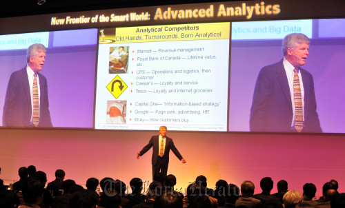엔트루월드<br />김명섭 기자 msiron@
Global analyst Thomas Davenport, also a professor at Babson College, speaks about the era of analytics and big data at LG CNS’ Entrue 2012 conference in southern Seoul on Thursday. Kim Myung-sub/The Korea Herald