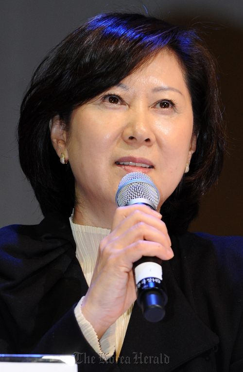 18일 오후 서울 중구 정동극장에서 열린 전통 뮤지컬 '미소' 기자간담회에서 최정임 극장장이 취재진의 질문에 답변하고 있다.<br />이상섭 기자. babtong@heraldm.com 2012.04.18
Choi Jeong-im, general director of Chongdong Theater, speaks at a press conference on Wednesday.  Lee Sang-sub/The Korea Herald