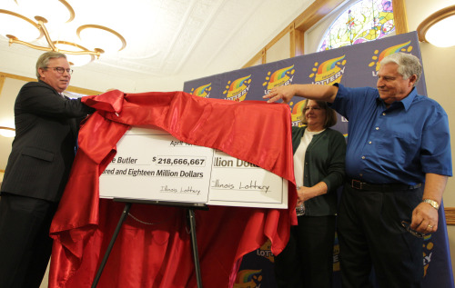 <YONHAP PHOTO-0168> Illinois Lottery Supt. Michael Jones (L) help Merle and Patricia Butler unveil their winnings from the Mega Millions Quick Pick during a press conference in Red Bud, Illinois on April 18, 2012. Butler, a retired computer analyist from Red Bud, bought the ticket at a Moto Mart convience store will split the worlds largest jackpot ($656 million) with unidentified people from Kansas and Maryland. UPI/Bill Greenblatt/2012-04-19 05:51:47/ <저작권자 ⓒ 1980-2012 ㈜연합뉴스. 무단 전재 재배포 금지.>
Illinois Lottery Supt. Michael Jones (left) helps Merle and Patricia Butler unveil their winnings from the Mega Millions Quick Pick during a press conference in Red Bud, Illinois, Wednesday.    UPI-Yonhap News