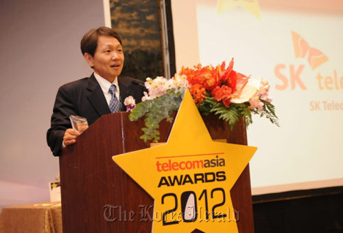 SK Telecom’s senior vice president and IT R&D Center director Han Nam-seuk speaks after the company was named Asia’s best mobile carrier at the Telecom Asia Awards in Bangkok on Wednesday.    SKT