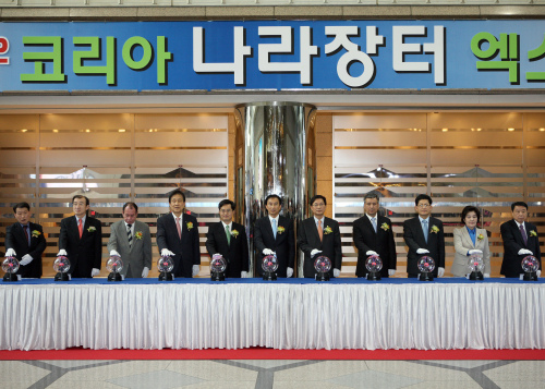 최규연 조달청장은 19일 서울 COEX Hall A에서 김동연 기획재정부 차관, 송종호 중소기업청장 등 관계자들이 참석한 가운데 ‘2012 코리아 나라장터 엑스포’ 개막식을 가졌다.
오는 21일까지 3일간 열리는 ‘2012 코리아 나라장터 엑스포’는 중소ㆍ벤처기업의 기술우수제품과 친환경 녹색제품의 국내 판로확대는 물론, FTA로 넓어진 해외 조달시장 진출을 위해 해외바이어, 외국고위공무원 초청 수출상담회로 해외진출을 도모하는 국제조달전시회의 성격을 갖고 있다.