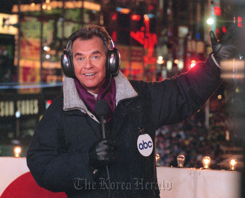 <YONHAP PHOTO-0484> FILE - In this undated file photo released by ABC, Dick Clark hosts the New Year's eve special from New York's Times Square. Clark, the television host who helped bring rock `n' roll into the mainstream on "American Bandstand," has died. He was 82. Spokesman Paul Shefrin says Clark died but did not provide further details. Clark had continued performing even after he suffered a stroke in 2004 that affected his ability to speak and walk. (AP Photo/ABC, Donna Svennevik, File)/2012-04-19 06:54:18/ <저작권자 ⓒ 1980-2012 ㈜연합뉴스. 무단 전재 재배포 금지.>
Dick Clark hosts a New Year’s Eve special from New York’s Times Square.   AP-Yonhap News