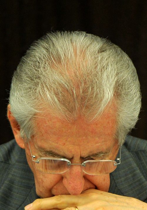 <YONHAP PHOTO-0319> Italian Prime Minister Mario Monti reacts during a press conference with labour minister on April 4, 2012 in Rome. Italian Prime Minister Mario Monti hailed as "historic" a labour reform bill that went before parliament the same day, saying it would encourage foreign investors and give jobs to young people. AFP PHOTO / ALBERTO PIZZOLI../2012-04-05 08:37:05/ <저작권자 ⓒ 1980-2012 ㈜연합뉴스. 무단 전재 재배포 금지.>
Italian Prime Minister Mario Monti. AFP-Yonhap News