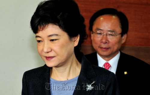 박근혜 새누리당 비상대책위원장이 심각한 표정으로 19일 서울 여의도 새누리당사에서 열린 비상대책위원회장에 들어서고 있다. 박현구 기자phko@heraldm.com 2012.04.19
Park Geun-hye, chairwoman of the ruling Saenuri Party, enters a conference room at the party’s headquarters in Yeouido, Seoul, to attend an emergency committee meeting Thursday.  Park Hyun-koo/The Korea Herald