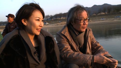 국내 대표 건축가 승효상이 안동 병산서원에서 비움의 미학을 노래했다.
승효상은 오는 4월 20일 오후 방송하는 SBS ‘감성여행, 쉼표’에 출연해 가수 이예린과 함께 안동 병산서원을 찾았다.
서애 류성룡의 학문을 기리기 위해 세워진 병산서원은 예로부터 선현 배향과 지방 교육을 담당해 많은 학자를 배출한 곳으로, 1868년 흥선대원군의 서원 철폐령 때에도 남아 있던 47개의 서원 중 하나이다.
승효상은 “우리의 옛 건축물을 통해서 공간의 의미와 비움의 아름다움을 배웠고, 우리 삶에 맞는 건물의 치수와 크기를 배웠다”며 “자연 속에서는 건물의 좌향과 집합하는 방법을 배웠다”고 말했다.