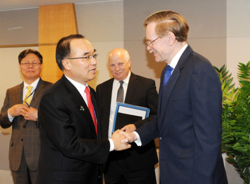 주요 20개국(G20) 재무장관ㆍ중앙은행총재회의 참석차 미국 워싱턴을 방문 중인 박재완 기획재정부 장관이 19일 오후(현지시간) 세계은행(WB)에서 로버트 졸릭 세계은행 총재와 양자회담에 앞서 인사를 나누고 있다. [사진=기획재정부]