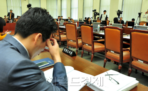 20일 오전 열리기로한 국회 국방위원회 공청회가 의원들의 불참으로 열리지 못하고 있다. 박현구 기자phko@heraldm.com 2012.04.20
20일 오전 열리기로 한 국회 국방위원회 공청회가 의원들의 불참으로 열리지 못하고 있다. 청와대와 정부는 국방개혁안 처리를 희망하고 있지만, 여야 국방위원 상당수는 18대 회기중 처리에 반대하고 있다. 박현구 기자/phko@heraldm.com