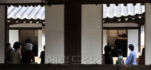 낮기온이 영상 20도 이상 올라가면서 어느덧 덥다는 말이 나온다. 서울 남산 한옥마을에서 관광객들이 그늘진 대청말루에서 휴식을 취하고 있다.<br />김명섭 기자 msiron@
낮기온이 영상 20도 이상 올라가면서 어느덧 덥다는 말이 나온다. 서울 남산 한옥마을에서 관광객들이 그늘진 대청말루에서 휴식을 취하고 있다.
김명섭 기자 msiron@
한 달 전만 해도 햇볕이 그리웠다. 그러나 ‘그늘’이 그리운 계절이 됐다. 낮기온은 영상 20도를 넘나든다. 땀이 흐르고, “벌써 여름이야?”라는 질문이 저절로 나온다. 그늘로 피하는 시민들의 모습이 조금은 어색하다. 아직 봄인데….  김명섭 기자 msiron@