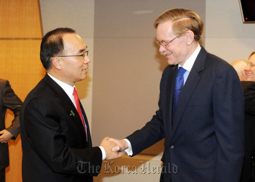 Korea’s Finance Minister Bahk Jae-wan (left) shakes hands with World Bank president Robert Zoellick before starting talks in Washington, D.C. on Thursday.   Finance Ministry