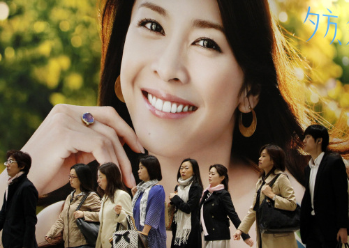 <YONHAP PHOTO-1058> Female office workers head to their workplace during morning rush hour in Tokyo, Thursday, April 19, 2012. The Asia Society survey on women's status in health, education, economic activity and political leadership urges improvements to ensure the region benefits fully from its underused pool of human talent. (AP Photo/Shuji Kajiyama)/2012-04-19 15:07:45/ <저작권자 ⓒ 1980-2012 ㈜연합뉴스. 무단 전재 재배포 금지.>
Female office workers head to their workplace during morning rush hour in Tokyo.  AP-Yonhap News