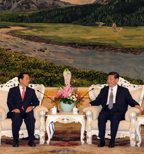 <YONHAP PHOTO-0493> 박준영 지사, 중국 시진핑 부주석과 면담 (서울=연합뉴스) 중국을 방문한 박준영 전남 도지사가 19일 오후 베이징 인민대회당에서 시진핑(習近平) 국가 부주석과 환담하고 있다. << 국제뉴스부 기사참조 >>2012.4.20 photo@yna.co.kr/2012-04-20 11:54:25/ <저작권자 ⓒ 1980-2012 ㈜연합뉴스. 무단 전재 재배포 금지.>
South Jeolla Gov. Park Joon-young (left) talks with Chinese Vice President Xi Jinping at the Great Hall of the People in Beijing, Thursday. Xi expressed his willingness to support the World Expo to be hosted in Yeosu, South Jeolla Province in May.  Yonhap News