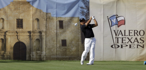 <YONHAP PHOTO-0099> K.J. Choi, of South Korea, drives on the 18th hole during the first round of the Texas Open golf tournament, Thursday, April 19, 2012, in San Antonio. (AP Photo/Eric Gay)/2012-04-20 05:38:37/ <저작권자 ⓒ 1980-2012 ㈜연합뉴스. 무단 전재 재배포 금지.>
Korea’s Choi Kyung-ju tees off on the 18th hole at the Texas Open on Thursday.  AP-Yonhap News