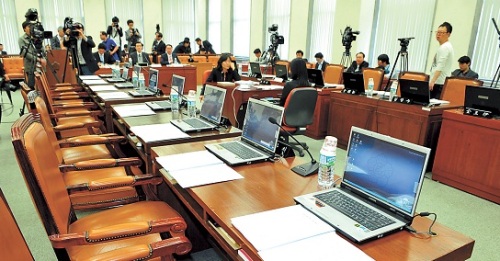 A parliamentary committee hearing on national defense stays idle due to the absence of lawmakers in the National
Assembly, Friday. A major bill on military reform failed to advance as the national defense committee failed to reach a quorum. (Park Hyun-koo/The Korea Herald)