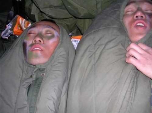 이른바 ‘여자들은 모르는 포근함’이라는 제목의 사진이 온라인에 공개돼 화제다.
　
최근 온라인 커뮤니티 게시판에는 ‘여자들은 모르는 포근함’이라는 제목으로 한 장의 사진이 게재됐다. 공개된 사진에는 두 명의 남자 군인들이 얼굴에 위장 크림을 바른 채 침낭에서 잠든 모습이 담겼다.
　
특히 이들은 훈련 중 얼굴에 바른 위장크림을 지우지도 못한 채 정신없이 잠에 빠져 있는 모습이어서 눈길을 끈다. 이러한 상황들은 여자들은 군대를 가지 않는 우리나라에서는 남자들만이 공감할 수 있다는 데서 ‘여자들은 모르는 포근함’이라는 제목이 잘 어울린다.