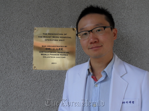 이재현(의사, 교수)
Former World Friends Korea volunteer Dr. Lee Jae-heon, an orthopedic surgeon at Asan Medical Center in Seoul, poses for a photo in front of the surgery unit at Mount Meru Hospital in Arusha, Tanzania, which he designed and renovated.  Lee