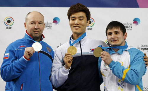 <YONHAP PHOTO-0033> (120420) -- LONDON, April 20, 2012(Xinhua) -- Gold medalist Lee Daemyung of South Korea (C) shows the medal with silver medalist Vladimir Isakov of Russia (L) and bronze medalist Denys Kushnirov of Ukraine during the awarding ceremony for the Men's 10m Air Pistol Final of ISSF World Cup London at the Royal Artillery Barracks, Woolwich, London on April 20, 2012. Lee won the title with a total of 691.3.(Xinhua/Wang Lili)/2012-04-21 01:23:41/ <저작권자 ⓒ 1980-2012 ㈜연합뉴스. 무단 전재 재배포 금지.>
Gold medalist Lee Dae-myung (center), silver medalist Vladimir Isakov (left) of Russia and bronze medalist Denys Kushnirov of Ukraine
Xinhua-Yonhap News